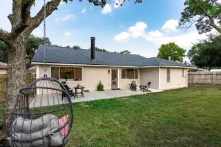 Stylish 4BR Retreat, Firepit Backyard, Prime Houston Location, Sleeps 10 - 8