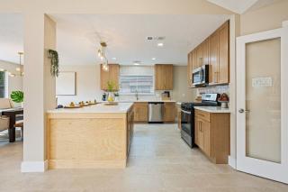 Stylish 4BR Retreat, Firepit Backyard, Prime Houston Location, Sleeps 10 - 7
