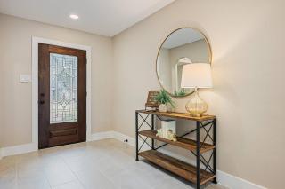Stylish 4BR Retreat, Firepit Backyard, Prime Houston Location, Sleeps 10 - 4
