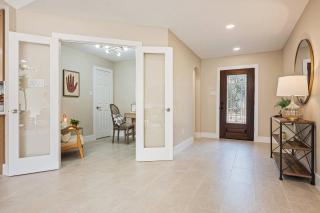 Stylish 4BR Retreat, Firepit Backyard, Prime Houston Location, Sleeps 10 - 1