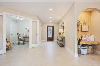Stylish 4BR Retreat, Firepit Backyard, Prime Houston Location, Sleeps 10 - 5