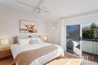 Coastal Balcony Seaview Family Home - 7