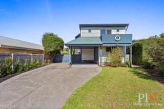 Coastal Balcony Seaview Family Home - 9