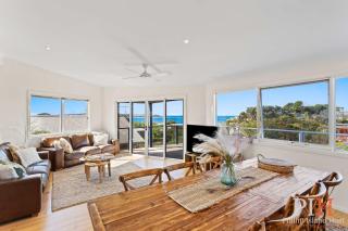Coastal Balcony Seaview Family Home - 8