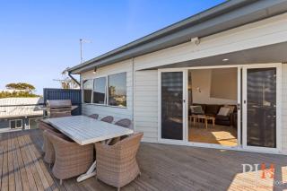 Coastal Balcony Seaview Family Home - 2