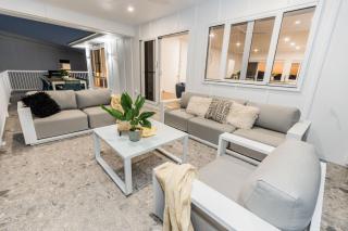 Belle Haven - 5 bedroom , walk to beach. - 7