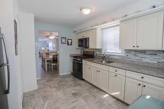 3BR Condo with a Covered Porch & Grill Few Blocks to the Beach, Bay and Dining - 7
