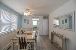 3BR Condo with a Covered Porch & Grill Few Blocks to the Beach, Bay and Dining - 3