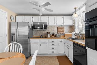 2BR Steps from Wildwood Beach with Private Outdoor Dining and Shower - 2