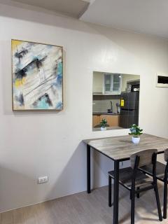 Cozy studio across NAIA Terminal 3 C1 - 7V - 7