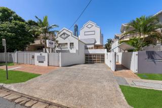 Surfers Paradise Waterfront Escape - 9