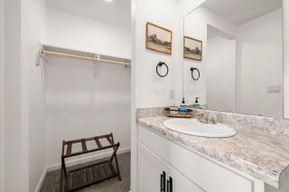 Gonzales Work+Stay House near HWY 30/44 & I-10 - 1