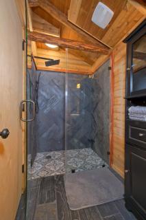 Fish Tales Cabin - 3