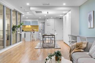 Deluxe 9th Floor with Panoramic Views and 2 Balconies - 7