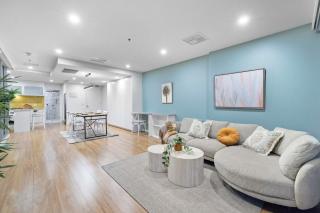 Deluxe 9th Floor with Panoramic Views and 2 Balconies - 8