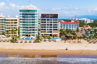 Beachfront 4th-floor condo with views, outdoor pool, balcony, W/D & central AC - 0
