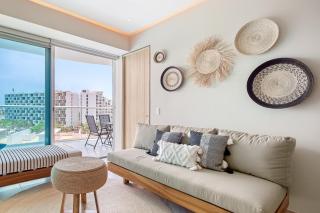 Stylish ocean-view condo with pool, gym, private balcony, AC, & WiFi - 1