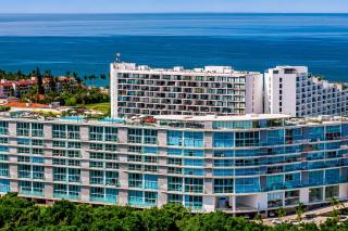 Stylish ocean-view condo with pool, gym, private balcony, AC, & WiFi - 9