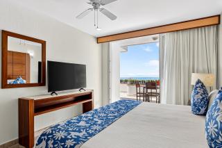 Stylish oceanview suite with infinity pool, full kitchen & bay-view terrace - 2