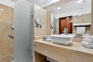 Stylish oceanview suite with infinity pool, full kitchen & bay-view terrace - 1