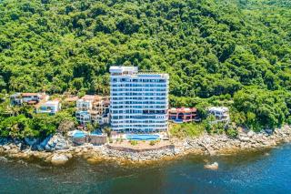 Oceanfront condo with rooftop infinity pool, panoramic views, balcony, gym, & AC - 0