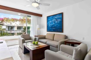 Relaxing hillside retreat near town with rooftop pool & spacious interior - 7