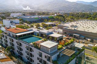 Modern condo with rooftop pool, balcony, gas grill & gym access - 3