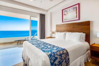 Oceanfront condo with rooftop infinity pool, panoramic views, balcony, gym, & AC - 1