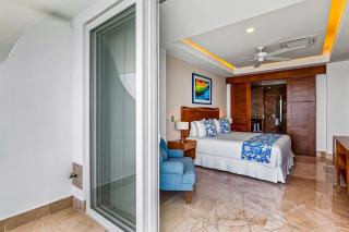 Luxe 8th-floor condo with endless ocean views, pool, spa & balcony - 9