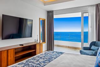 Luxe 8th-floor condo with endless ocean views, pool, spa & balcony - 8