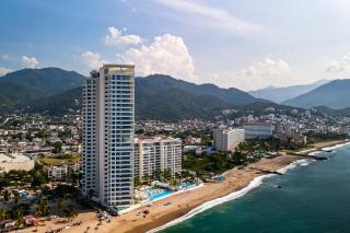 Bright oceanfront condo with balcony, rooftop pool & near Malecon boardwalk - 8
