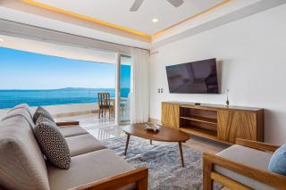 Luxurious 6th-floor condo with pool, oceanfront balcony & water view - 8