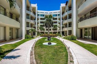 Charming condo with ocean-view, pool & balcony - 9