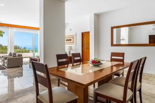 Elegant oceanview suite with private terraces, hot tub, heated pool & gym - 2