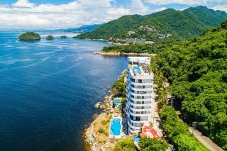 Luxurious 6th-floor condo with pool, oceanfront balcony & water view - 8