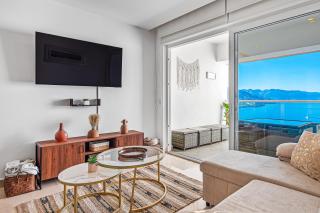 Oceanfront studio with infinity pool, breathtaking views & beach access - 8