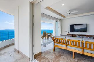Luxe 8th-floor condo with endless ocean views, pool, spa & balcony - 2