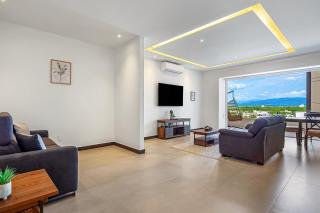 Enchanting & modern beach retreat with pool, gym, & breathtaking balcony views - 1