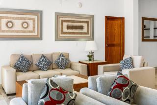 Elegant oceanview suite with private terraces, hot tub, heated pool & gym - 7