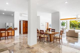 Elegant oceanview suite with private terraces, hot tub, heated pool & gym - 1
