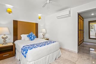 Elegant bayview suite with terrace access, full kitchen, pool, hot tub & gym - 8