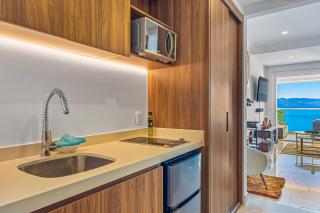 Oceanfront studio with infinity pool, breathtaking views & beach access - 1