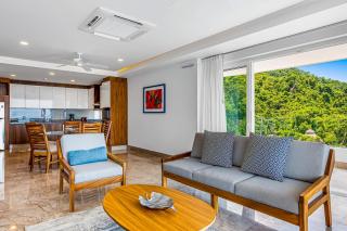 Luxe 8th-floor condo with endless ocean views, pool, spa & balcony - 4