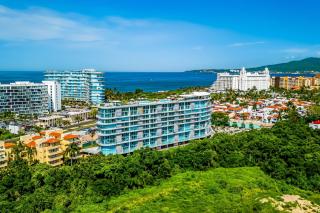 Ocean-view condo with balcony, central AC, pool, gym, cinema, & bar - 9