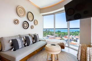 Ocean-view condo with balcony, central AC, pool, gym, cinema, & bar - 3