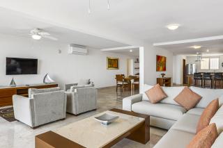 Elegant bayview suite with terrace access, full kitchen, pool, hot tub & gym - 1