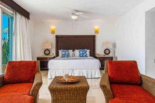 Elegant multi-level penthouse with rooftop Jacuzzi, bay views, pool & game room - 3