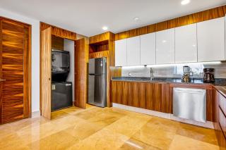 Luxurious 1st-floor condo with pool, oceanfront balcony & water view - 4