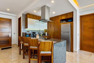 Stylish waterfront condo with amazing pool, hot tub & balcony - 4