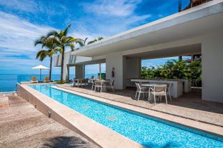 Luxury apartment with infinity pool, ocean views, balcony & easy downtown access - 5